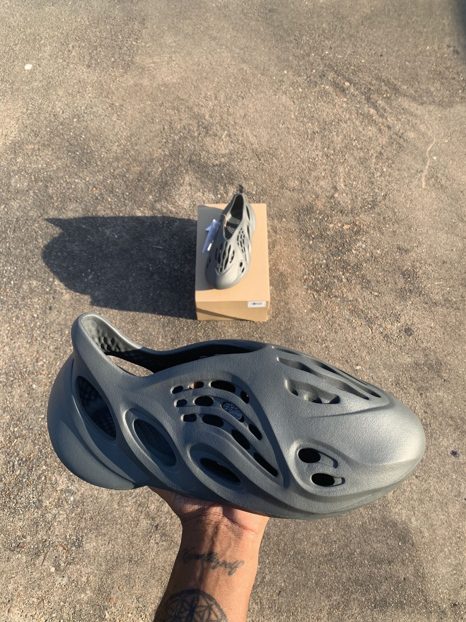 Yeezy Foam RNR - Carbon Foam Rnr Carbon & Onyx Comparison : r/yeezys main image 3