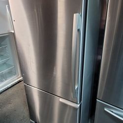 Amana 30" Wide Apartment Size 18cu Ft Bottom Freezer Refrigerator 