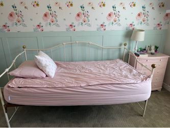Vintage Metal Day Bed / single