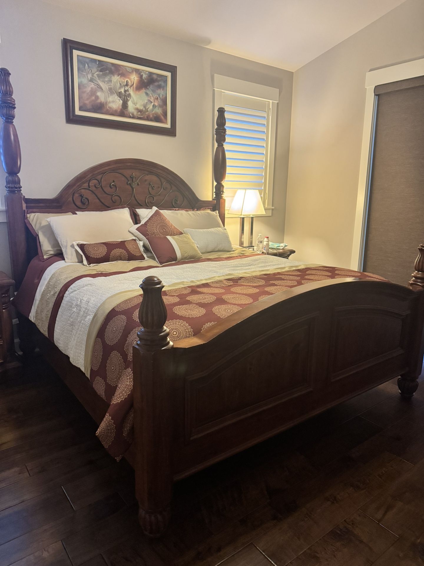 Kind Bedroom Set: Bedframe, Dresser, Armoire; 2 Nightstands