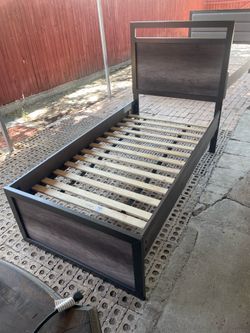Twin bed 🛌 $40