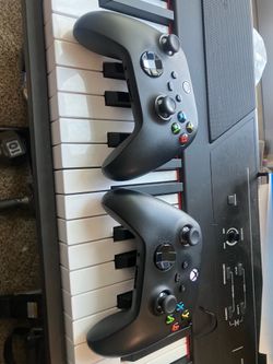 (2) X Box Series X Wireless Controllers