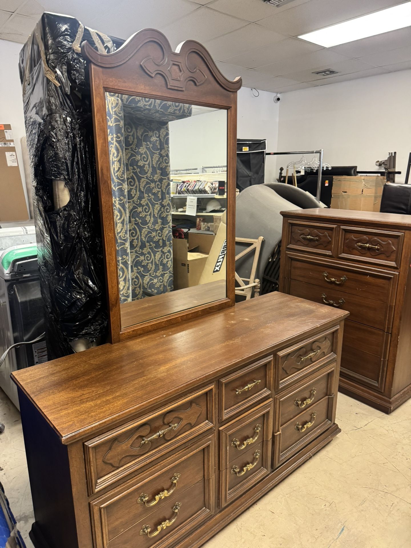 9 Drawer Dresser W/ Mirror & Gentleman’s Chest  