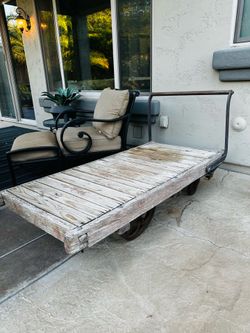 Rustic coffee table OR PATIO DECORATION $30.00
