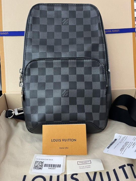 Pre-owned Avenue Sling Bag