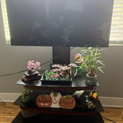 Samsung 38 Inch UHD TV With The Tv Stand 