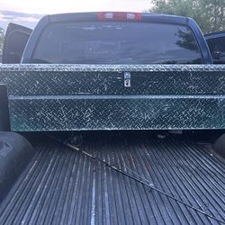 Truck tool box