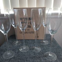 6 Champagne Glasses Flutes Like New