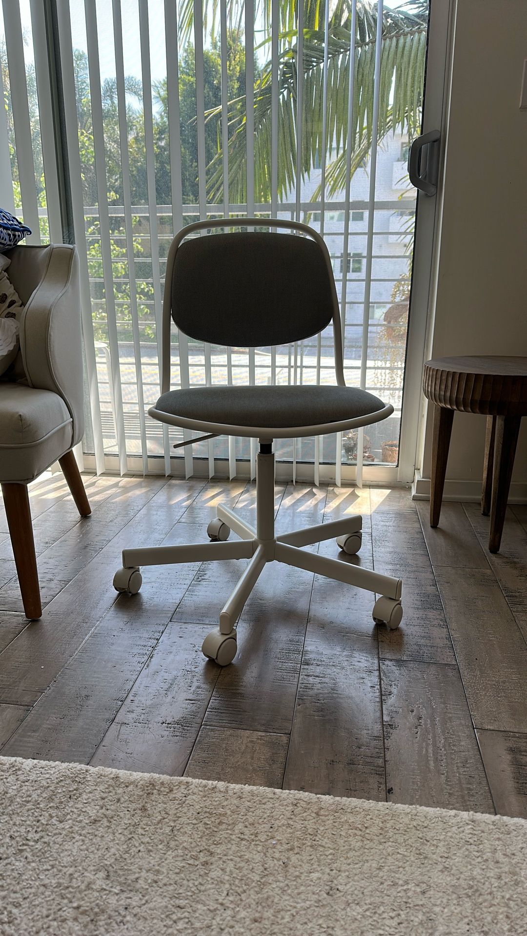 Swivel chair ,light grey,normal size