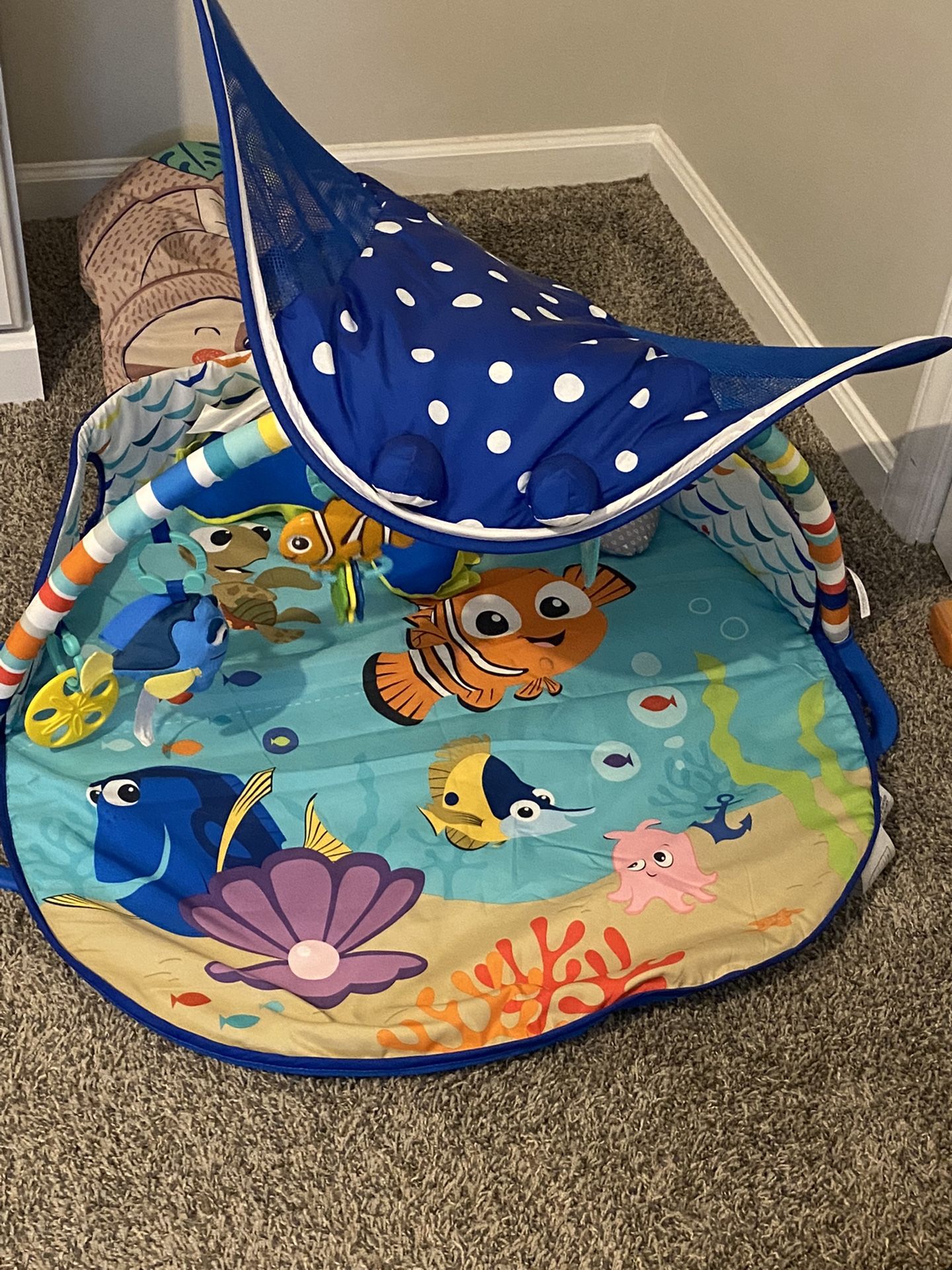 Finding Nemo Light Up Activity Center