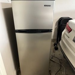 Thomson 7.5 CU. FT. Top-Freezer Refrigerator for Sale in Yukon, OK - OfferUp