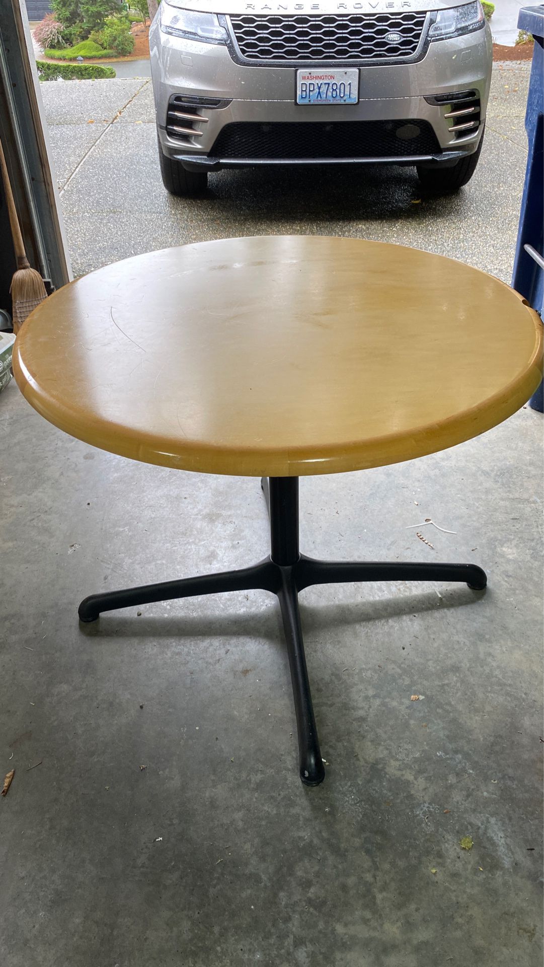 Table 3’x3’. free