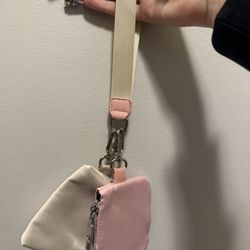 lululemon style wristlet 