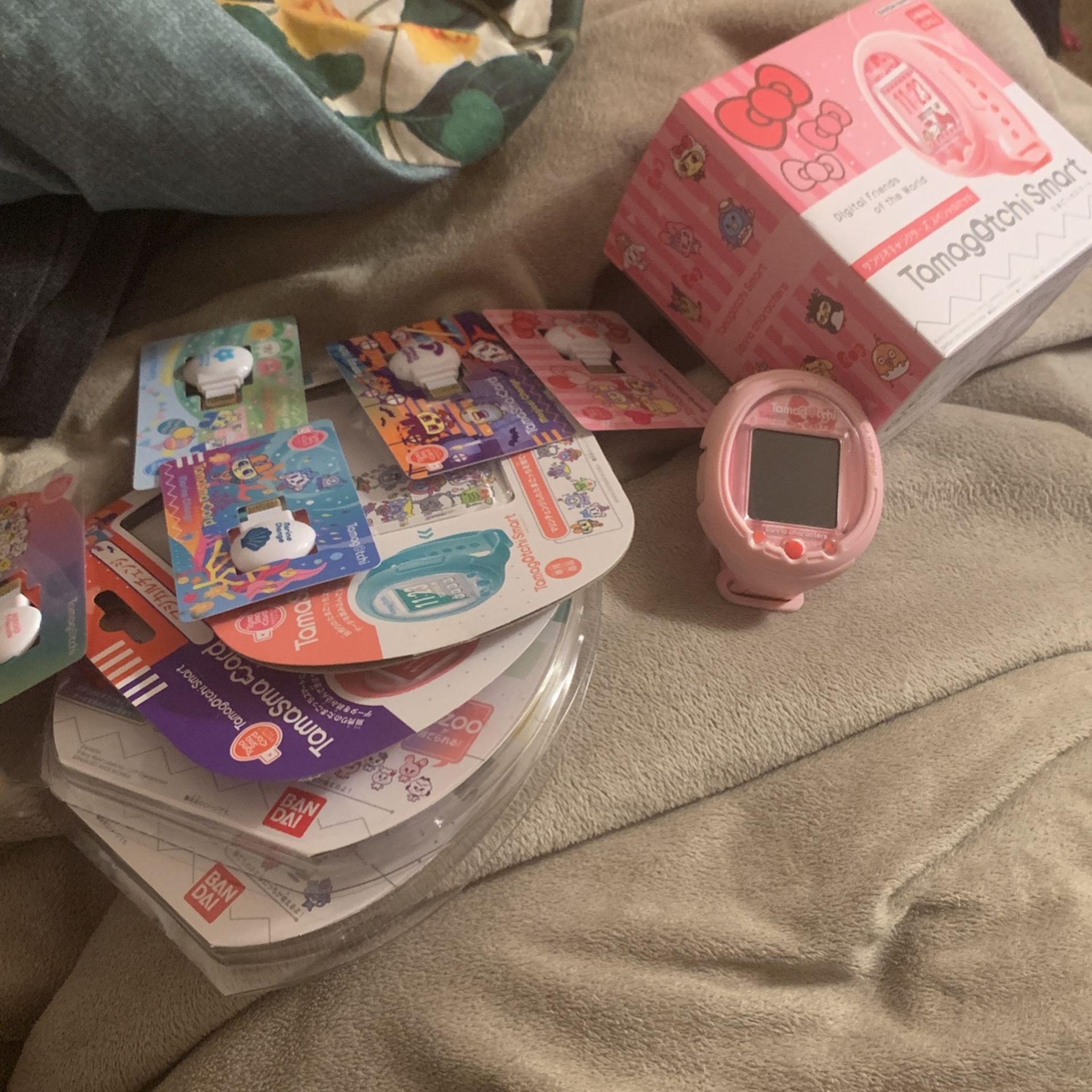 SANRIO TAMAGOTCHI SMART WITH 5 TAMA SMART CARDS