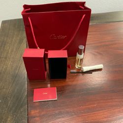 The kit includes the Cartier Jewelry & Watch Lotion (30ml) , a brush and Cartier manual