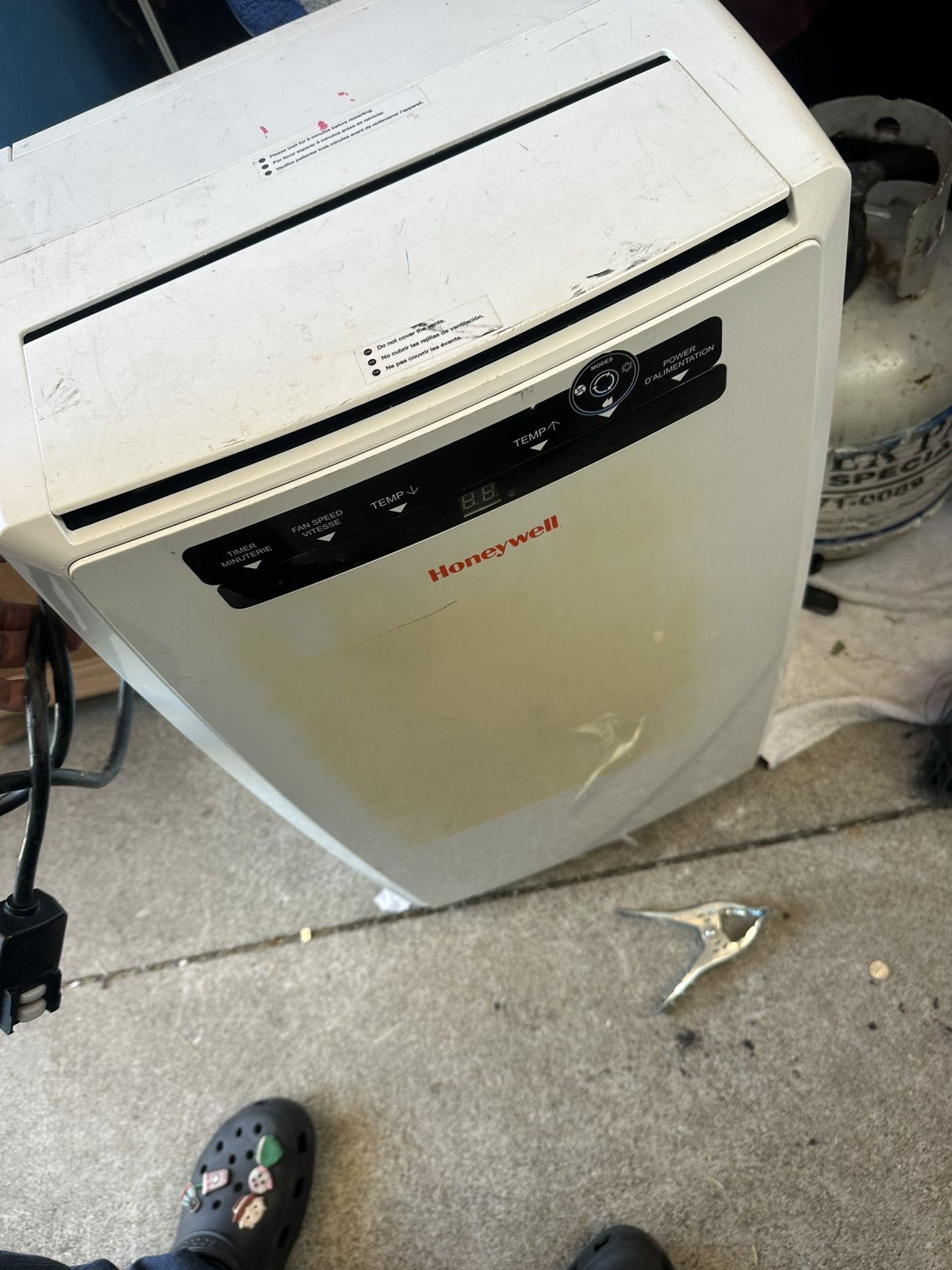 Ac Unit Honeywell MN4CFSWW9 14,000 BTU (9,000 BTU DOE) Portable Air Conditioner with Dehumidifier in White