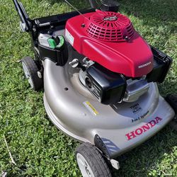 IMMEDIATELY AVAILABLE FEW TIMES USED  AND KEPT IN A STORAGE--- HONDA GVC-160. LAWNMOWER, TWIN BLADE SYSTEM, REAR WHEELS DRIVE, ADJUSTABLE SPEED DRIVE,
