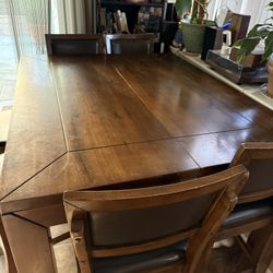 Solid wood dinning room table. 6 chairs. Expandable center leaf