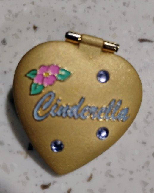 VINTAGE DISNEY CINDERELLA PIN