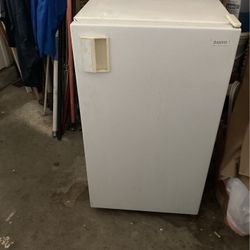 Sanyo Refrigerator With Freezer Size Top 18/18”& Tall 35” 