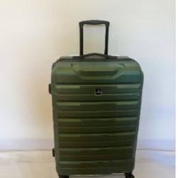 TAG 28" Hardshell Luggage with Spinner Wheels (1 Wheel Base Is Cracked but Rolls Fine)