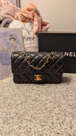 CHANEL Lambskin Quilted  Purse (Flap Bag)