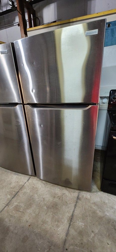 Frigidaire, Refrigerator Top And Bottom Works Good