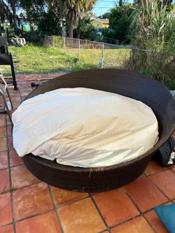 Outdoor daybed