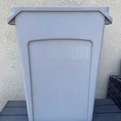 Rubbermaid Trash Can 