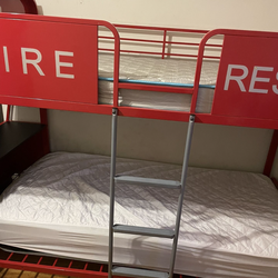 Twin bunk bed