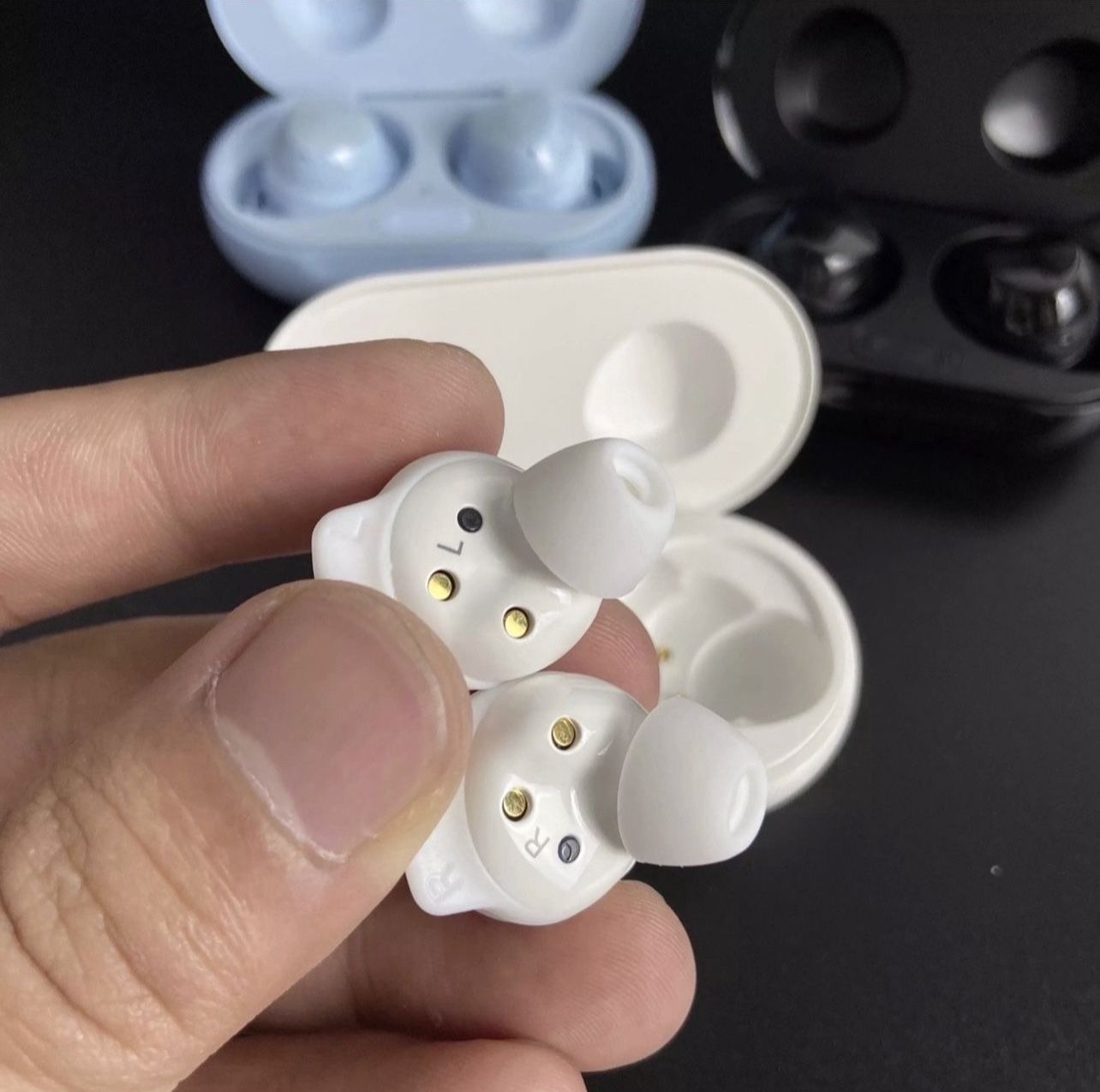 Galaxy Buds+ ホワイト SM-R175 Amazon.com: Samsung Galaxy Buds+ True Wireless Earbud