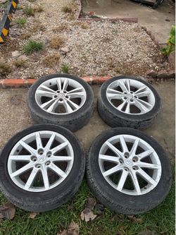 Tengo esos rines de elexus y Toyota en buenas condicion