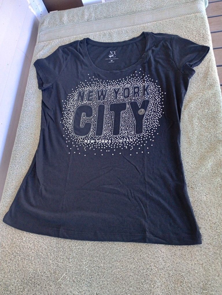 New York & Company pull over T-shirt size Small black 
