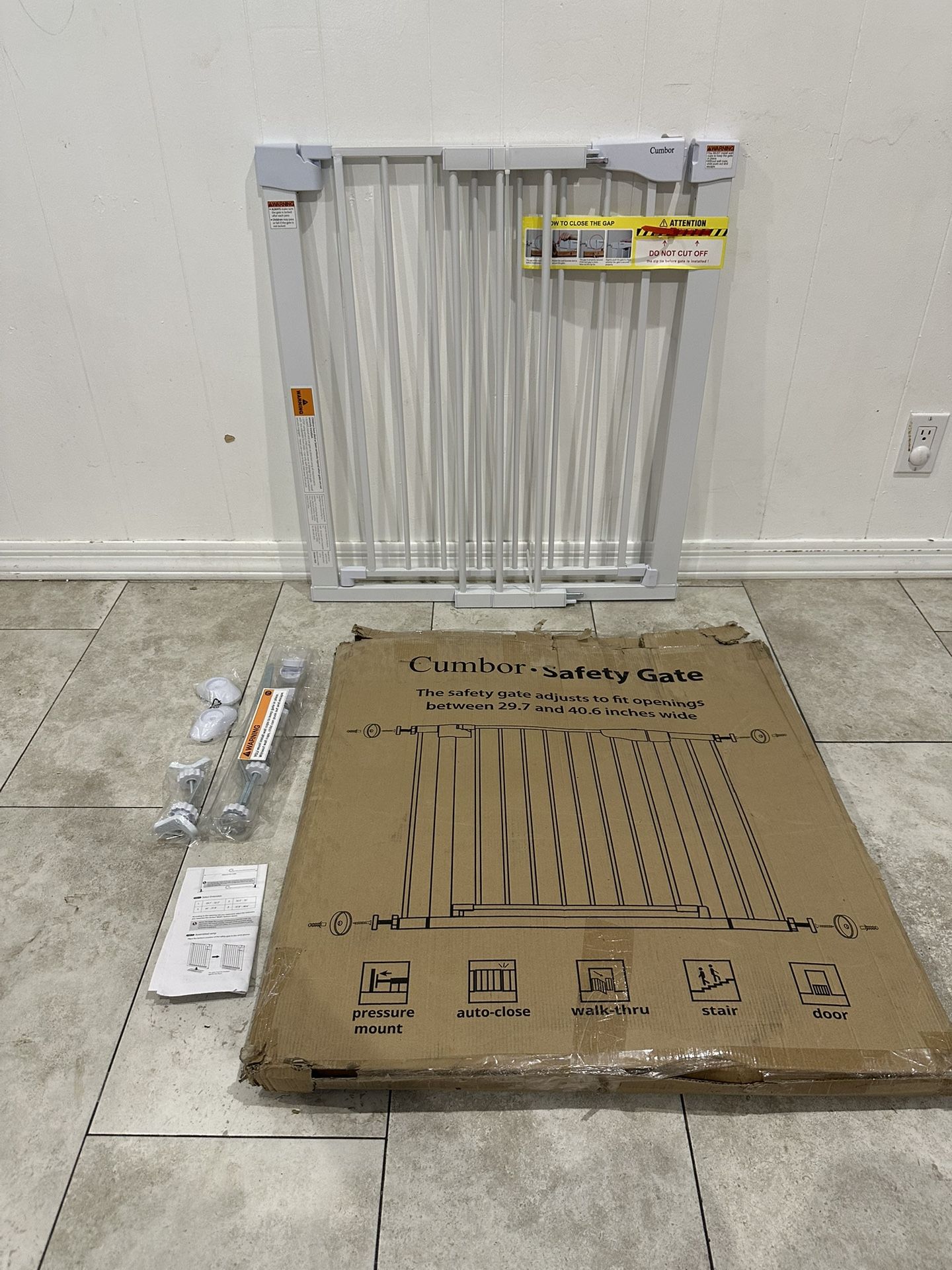 Wide Pet Gate / Baby Gate - Fits Openings 29.7” - 40.6”
