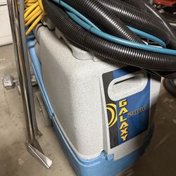 Carpet cleaning extractor