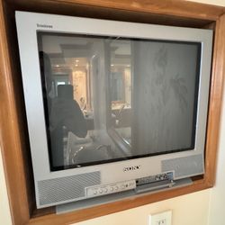 Sony Trinitron KV-20FS12 CRT TV is a 20-inch flat CRT (tube) TV