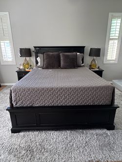 Beautiful 5- Piece Black Bedroom Furniture Set – Bed Frame, 2 Nightstands & 2 Dressers
