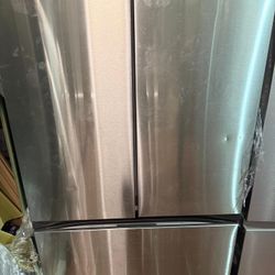 SAMSUNG BESPOKE 36” STANDARD-DEPTH BEVERAGE CENTER. 3 -DOOR SMART COMPATIBLE FRENCH DOOR REFRIGERATOR