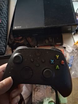 Xbox one with 4 games and extra controller need for speed heat crash bandicoot mass effect and trans formers