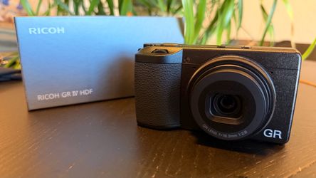 Ricoh GR IV HDF like new, box + accessories + 3-yr protection
