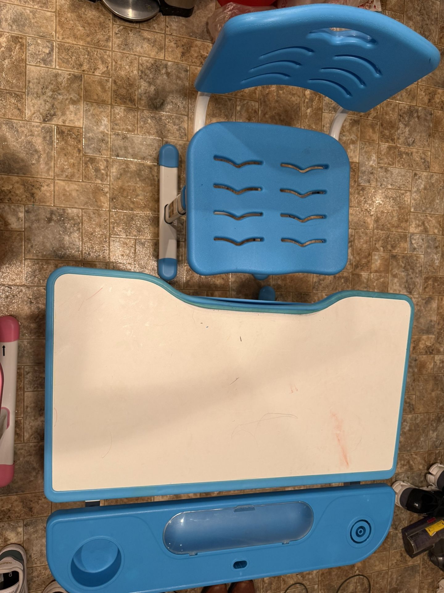 Kids Desk and Chair Set - Adjustable