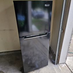 Magic Chef Refrigerator 10.5 Cbft.