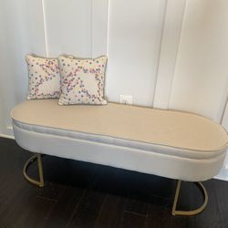 Dining Table With 4 Chair & Free Ottoman 