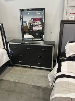 six piece king or queen Bedroom Set