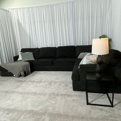 Large 3 Piece Black  Sectional Couch wChaise