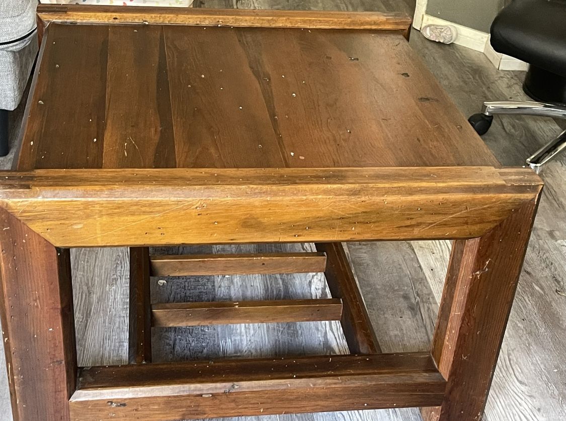 bookshelve and cofee table 