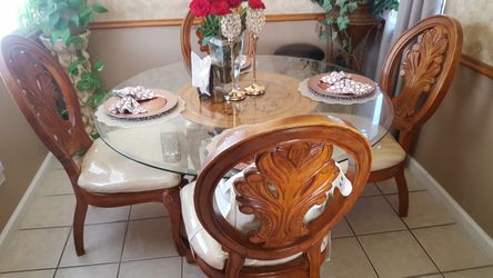 4 chair dinning table with top glass in good condtion