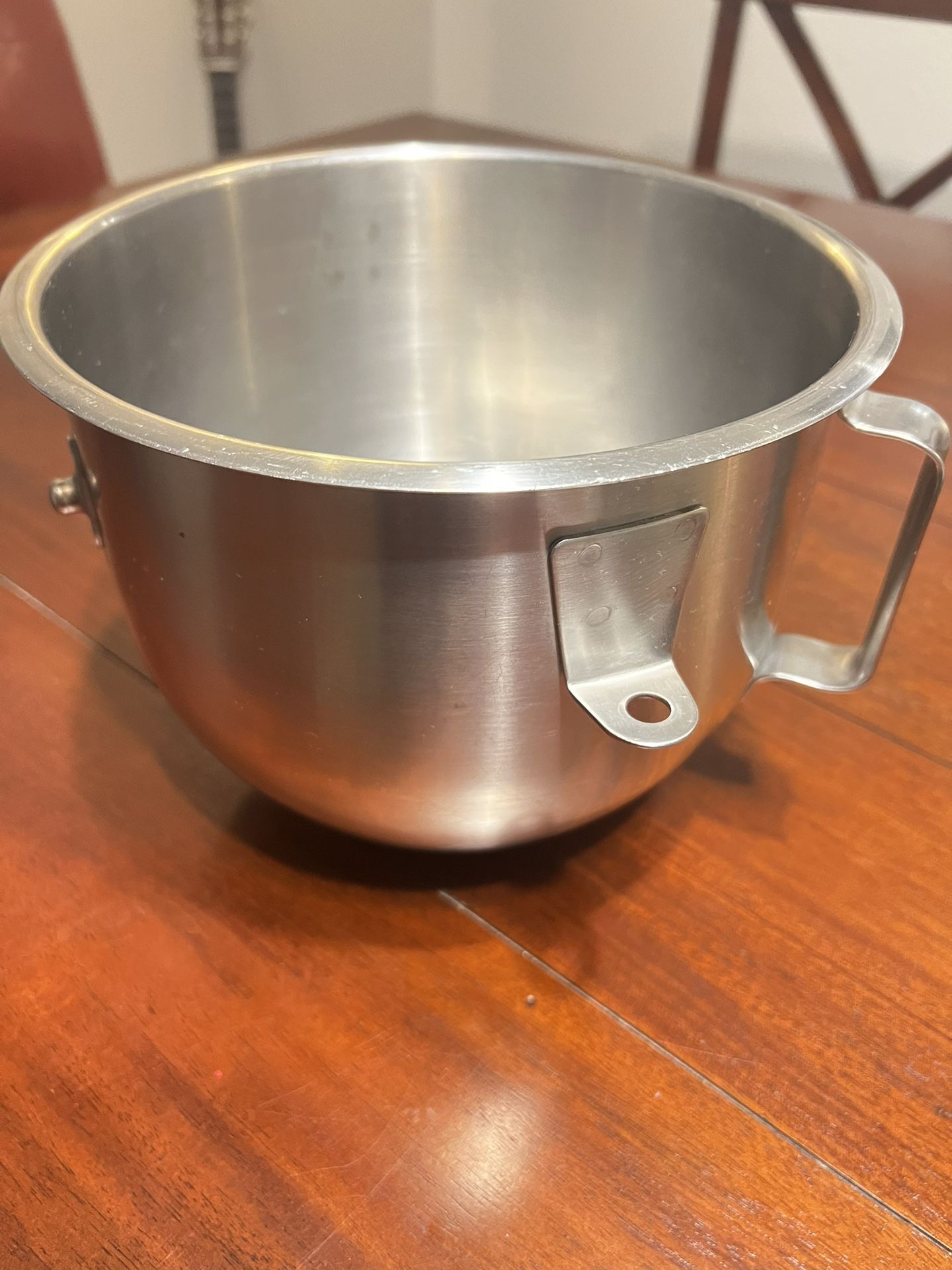 KitchenAid KSM5PSWW 5qt Stand Mixer w/ Dough Hook and 2 Metal Bowls KSM5  for Sale in Seattle, WA - OfferUp