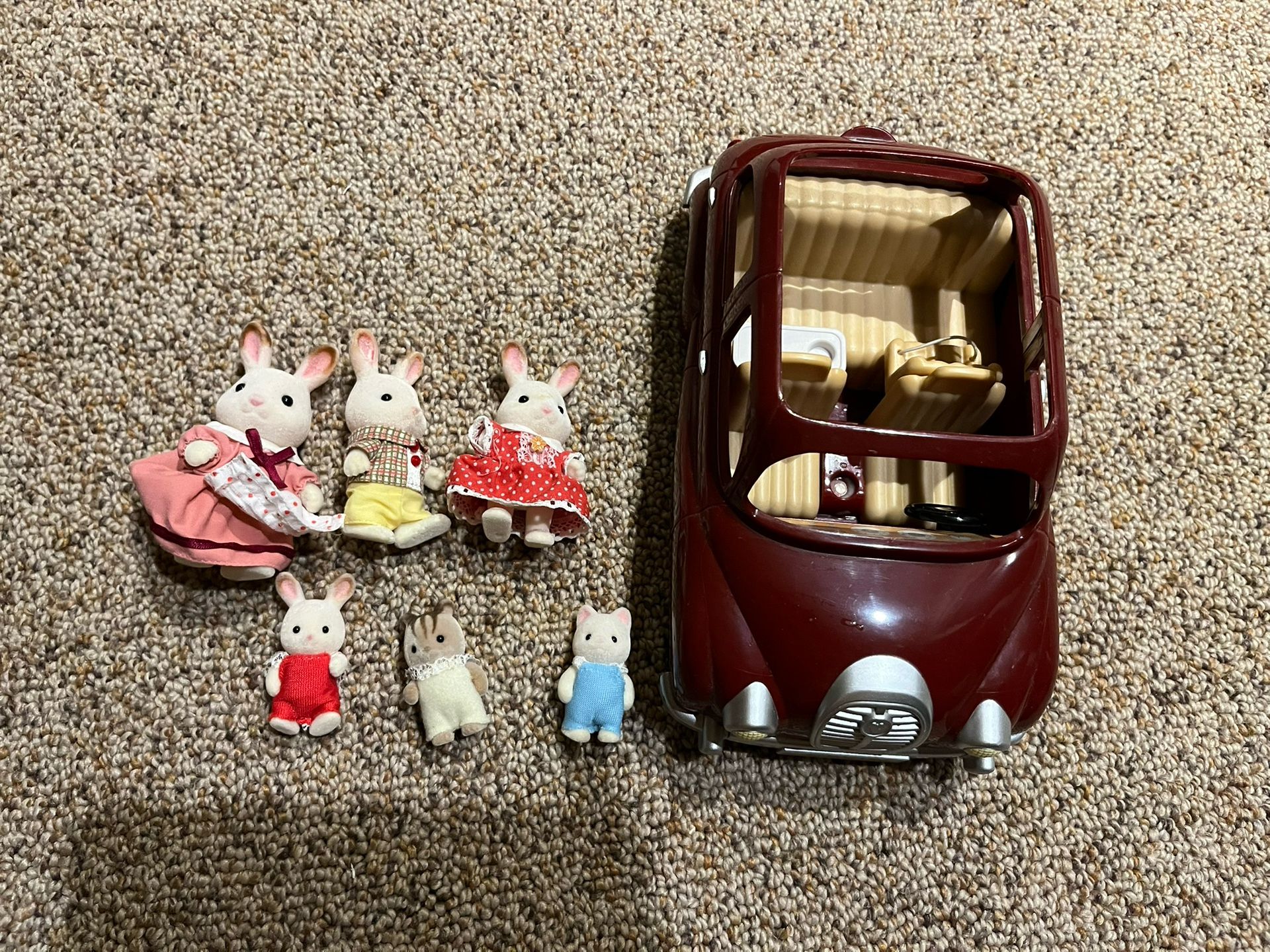 Calico Critters Car and 6 Figures