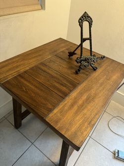  suitable as a surface for beverages and books.